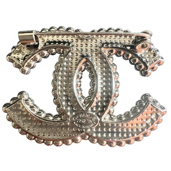 Chanel Silver Crystal CC Pearl Trimmed Brooch Winter Act II 2023 (CCXX022) - Picture 4 of 4